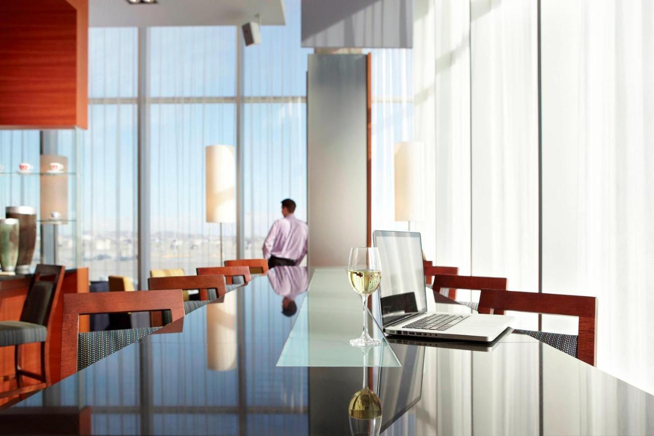 Marriott Montreal Airport In-Terminal Hotel Дорваль Екстер'єр фото